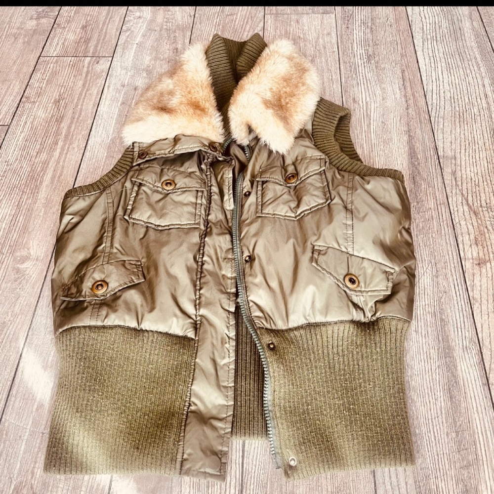 Stylish Olive Green Vest with Faux Fur Collar